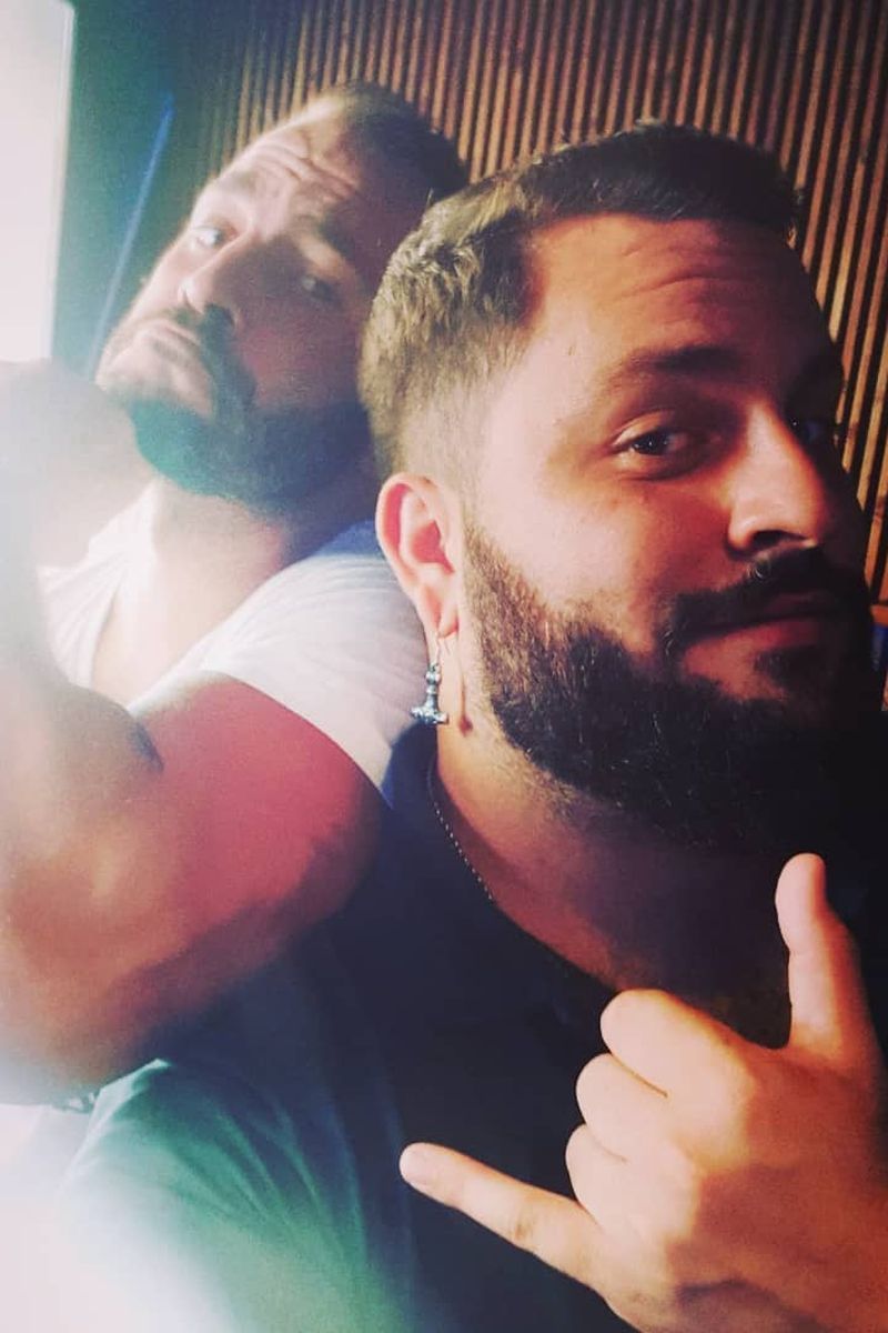 Chema Tejado es tabernero y regenta el bar que antes gestionaba su padre en el centro de Sevilla