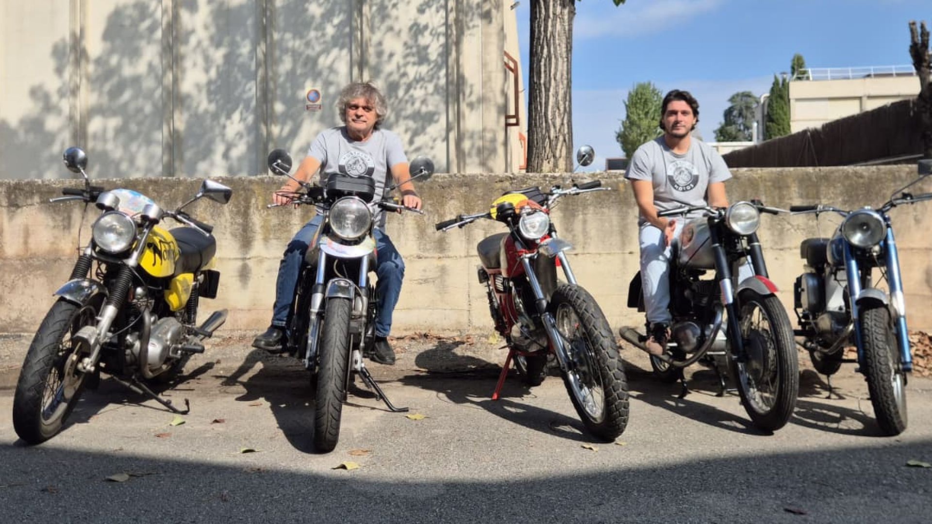 Daniel Rubio y su padre con las cinco motos que no quiere vender