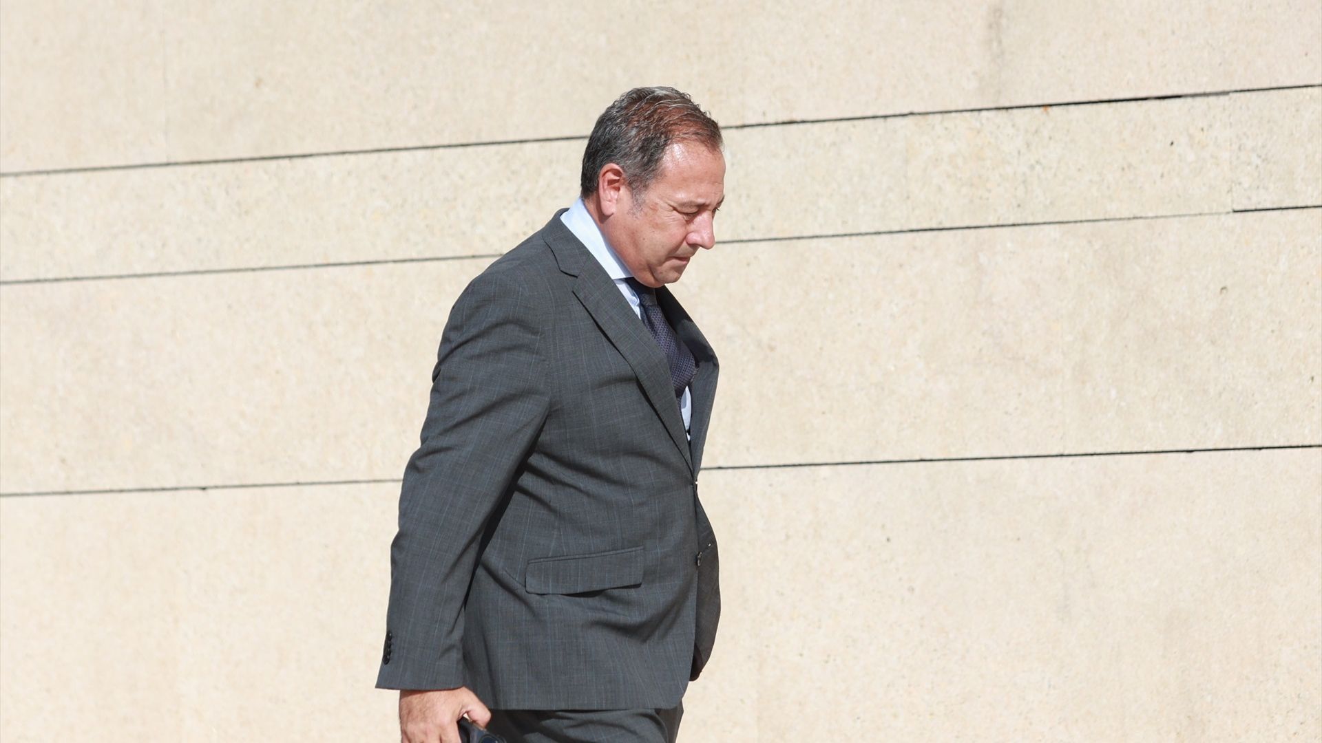 El delegado provincial del Gobierno andaluz de Sevilla, Ricardo Sánchez, en el tanatorio de Fátima Báñez
