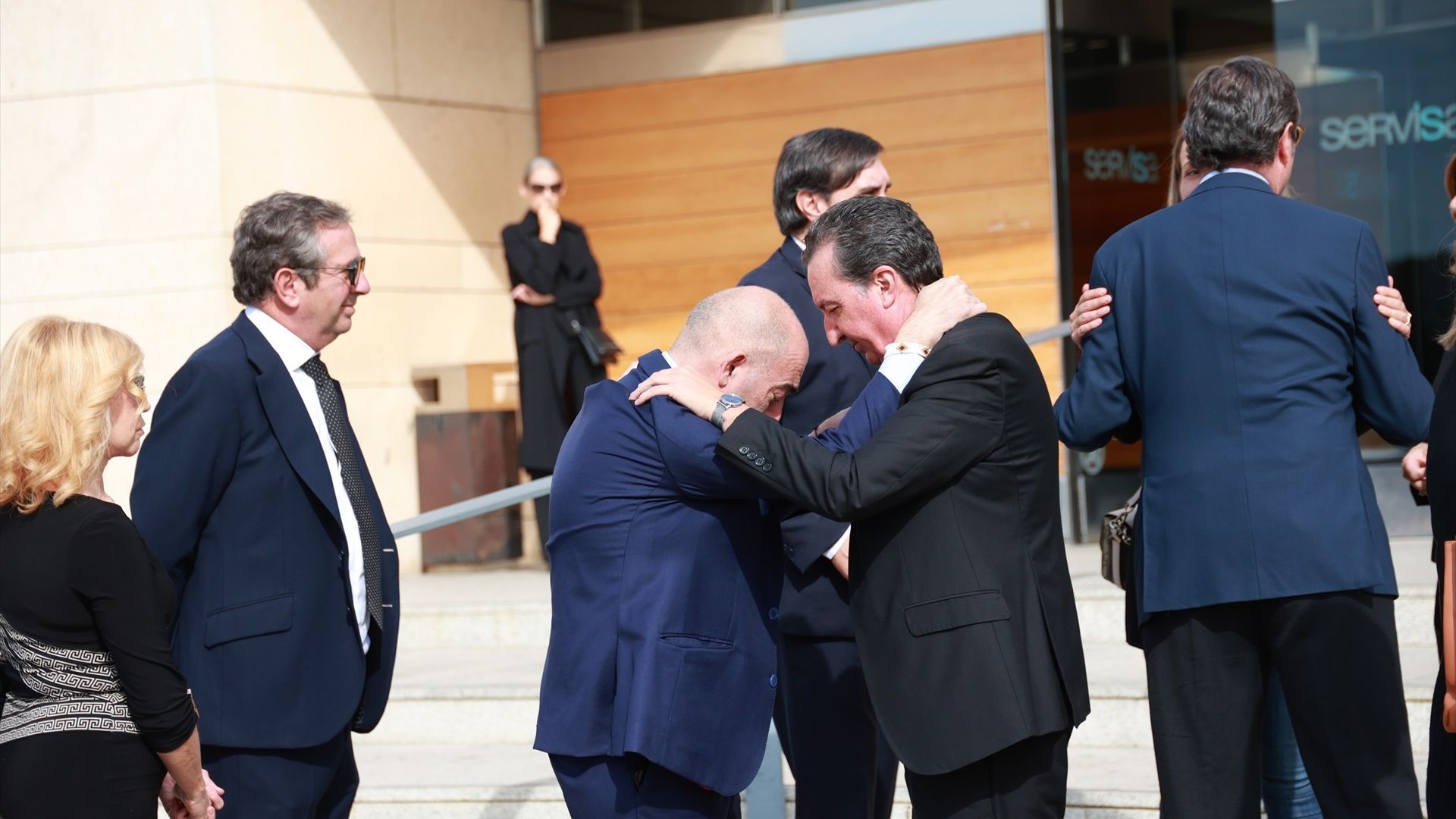 El presidente del PP de Huelva, Manuel Andés González, en el tanatorio de Fátima Báñez