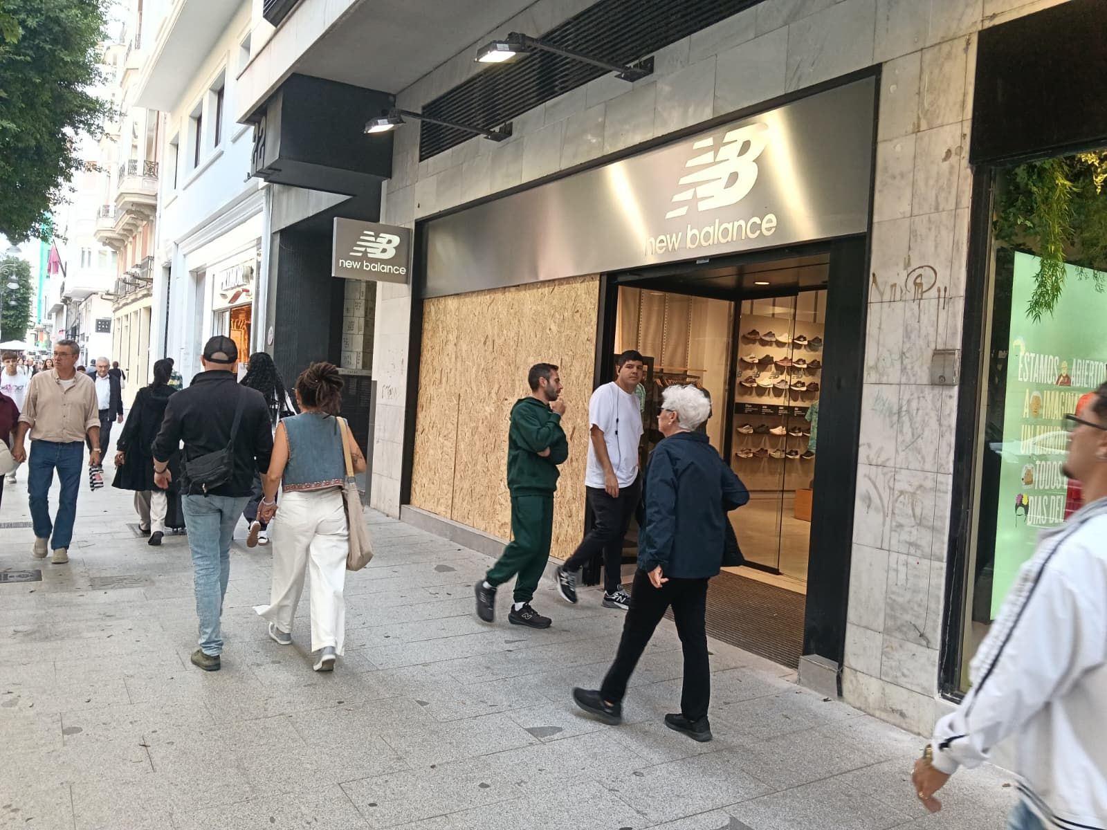 Empleados colocan paneles en los escaparates de una tienda en Valencia