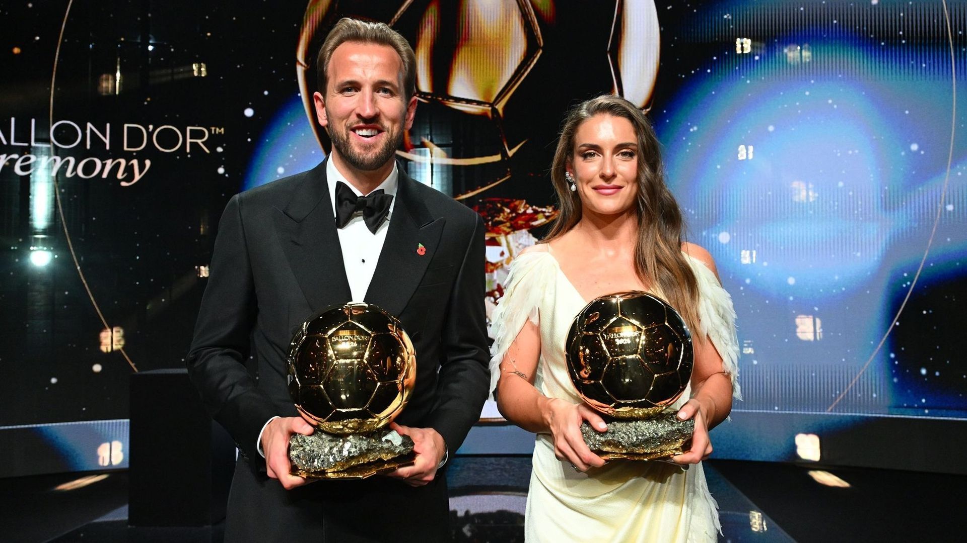 Harry Kane y Alexia Putellas posan con el Balón de Oro