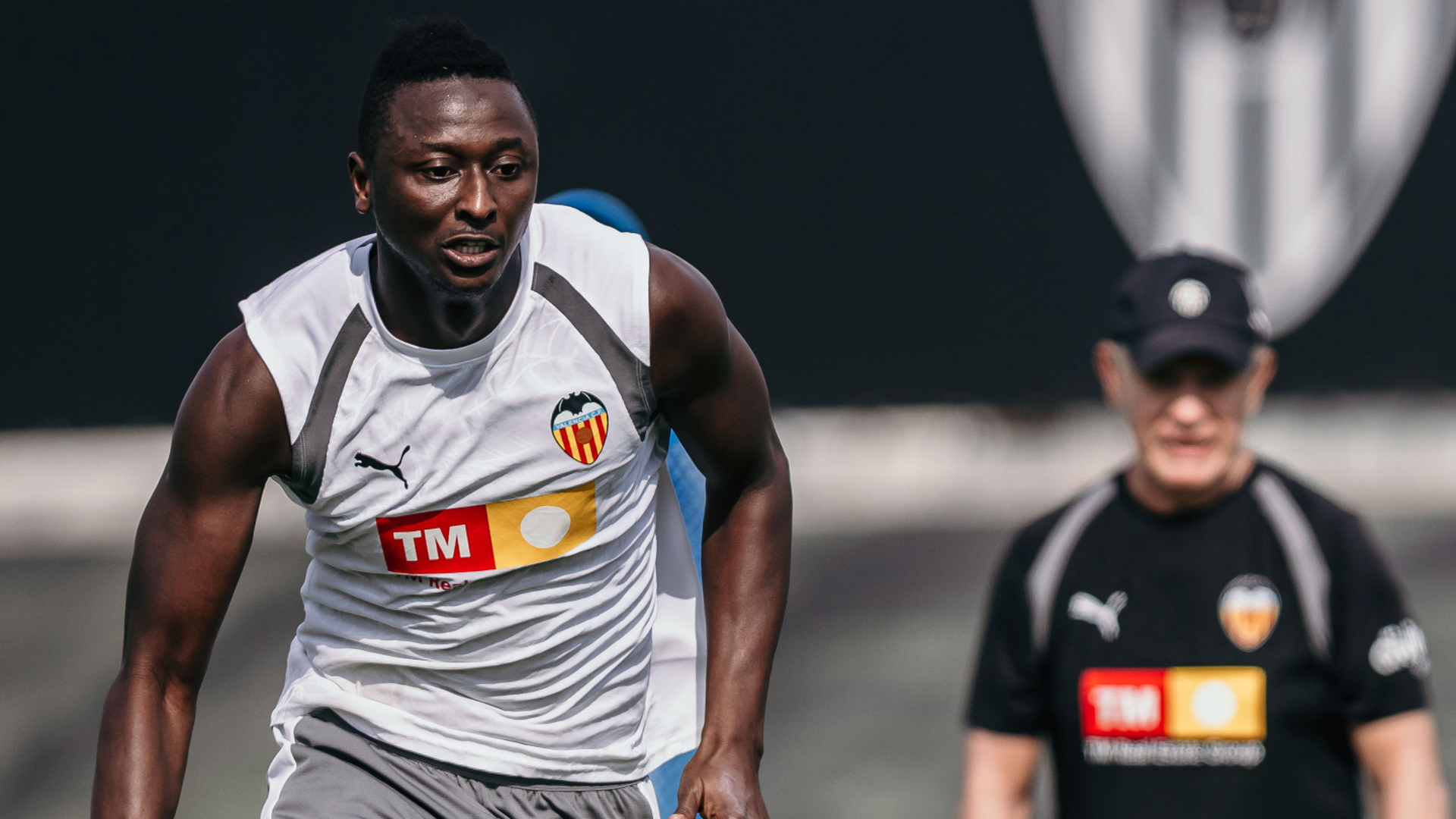 Javier Aguirre observa a Umar Sadiq