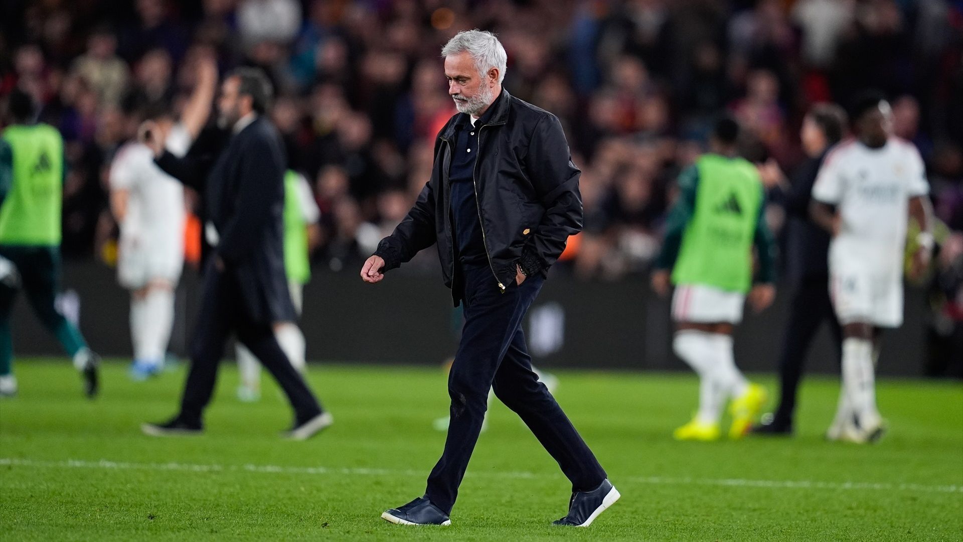 José Mourinho camino al vestuario tras ganar al Barça en el Camp Nou José Mourinho camino al vestuario tras ganar al Barça en el Camp Nou