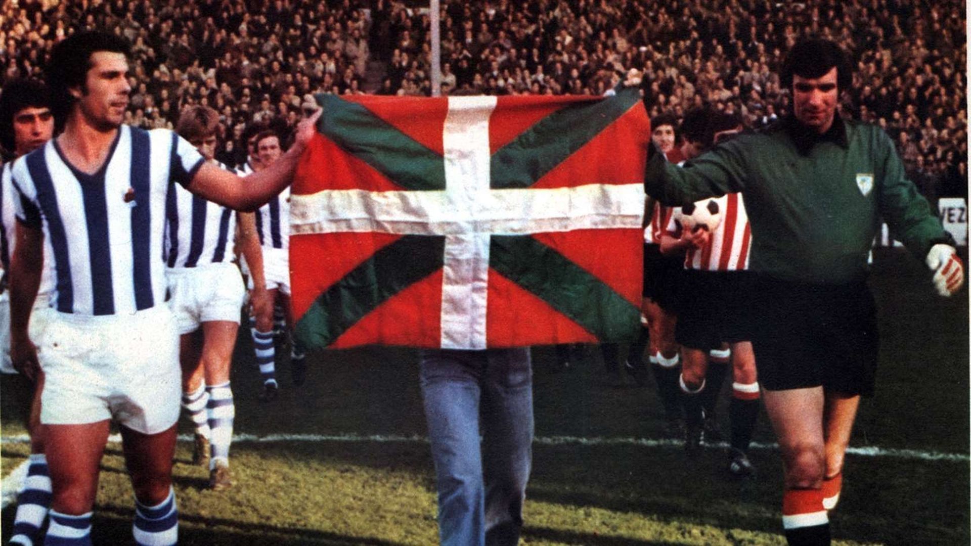 Kortabarria e Iribar posan con la ikurriña en el derbi de 1976