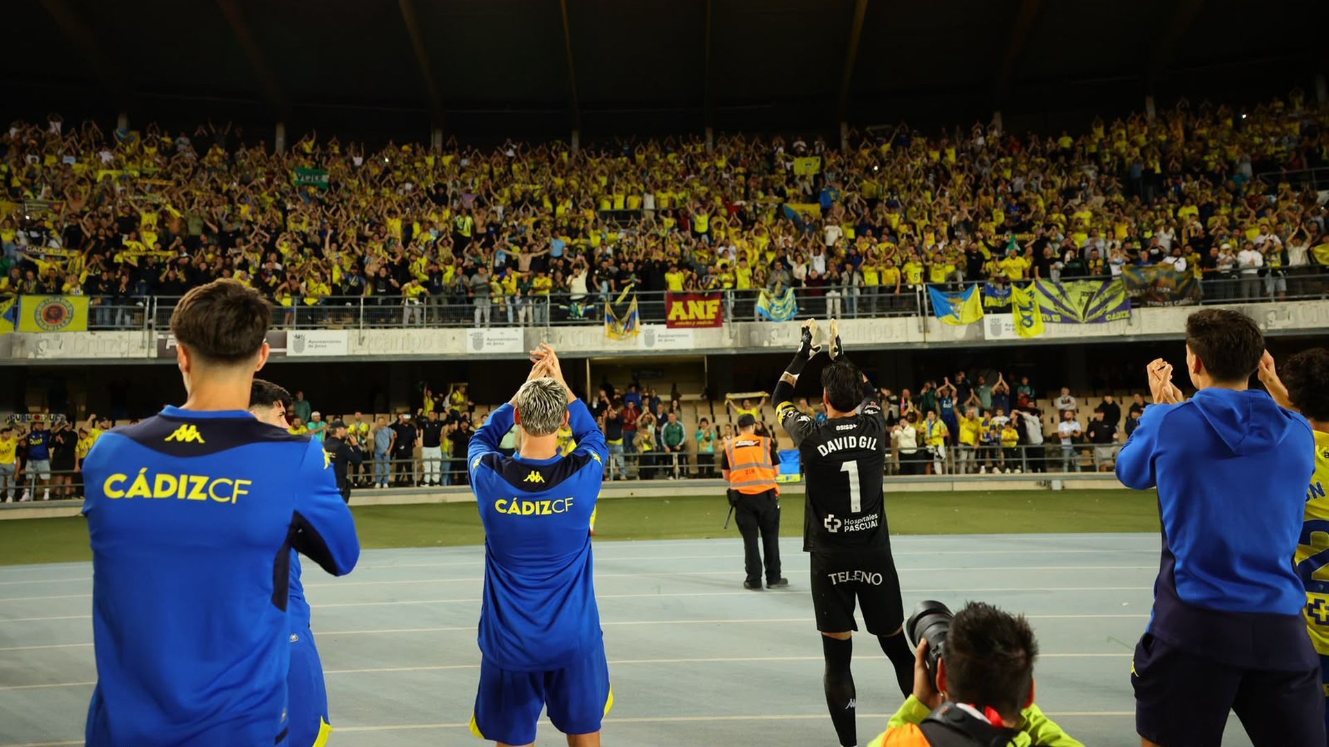 Los jugadores del Cádiz celebran la victoria en Copa del Rey ante el Xerez