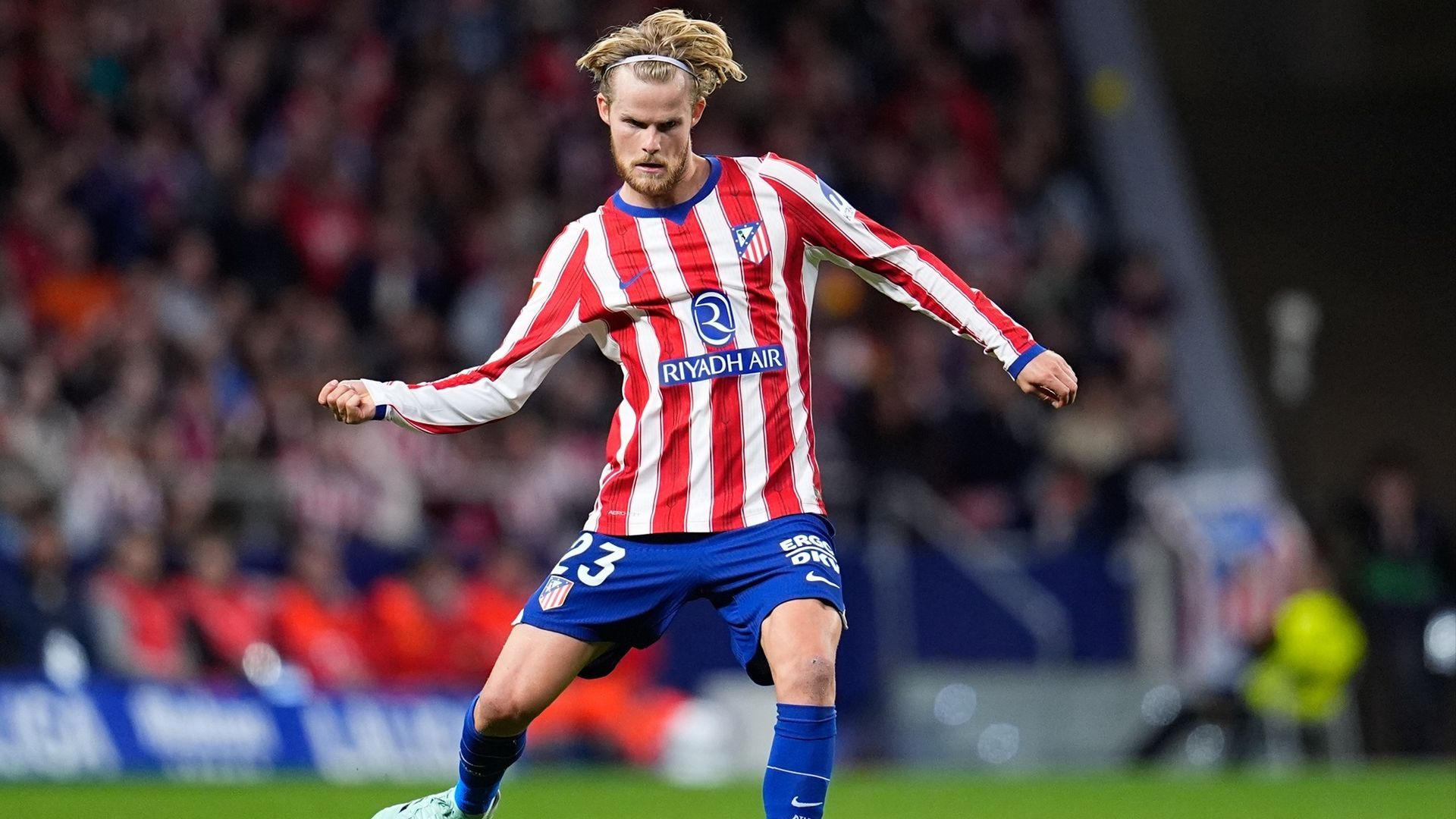 Morten Hjulmand da un pase en el Atlético-Dépor Morten Hjulmand da un pase en el Atlético-Dépor