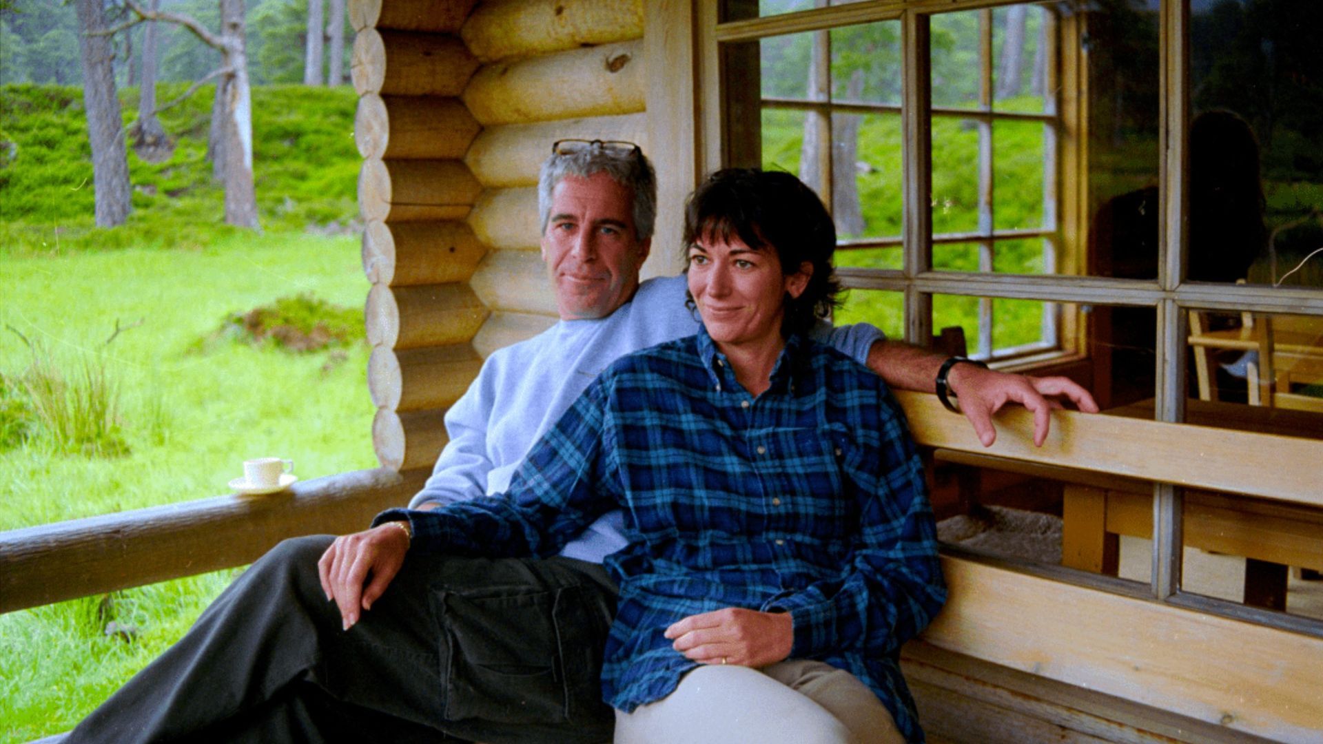 Epstein y Maxwell posando juntos frente a la cabaña de madera