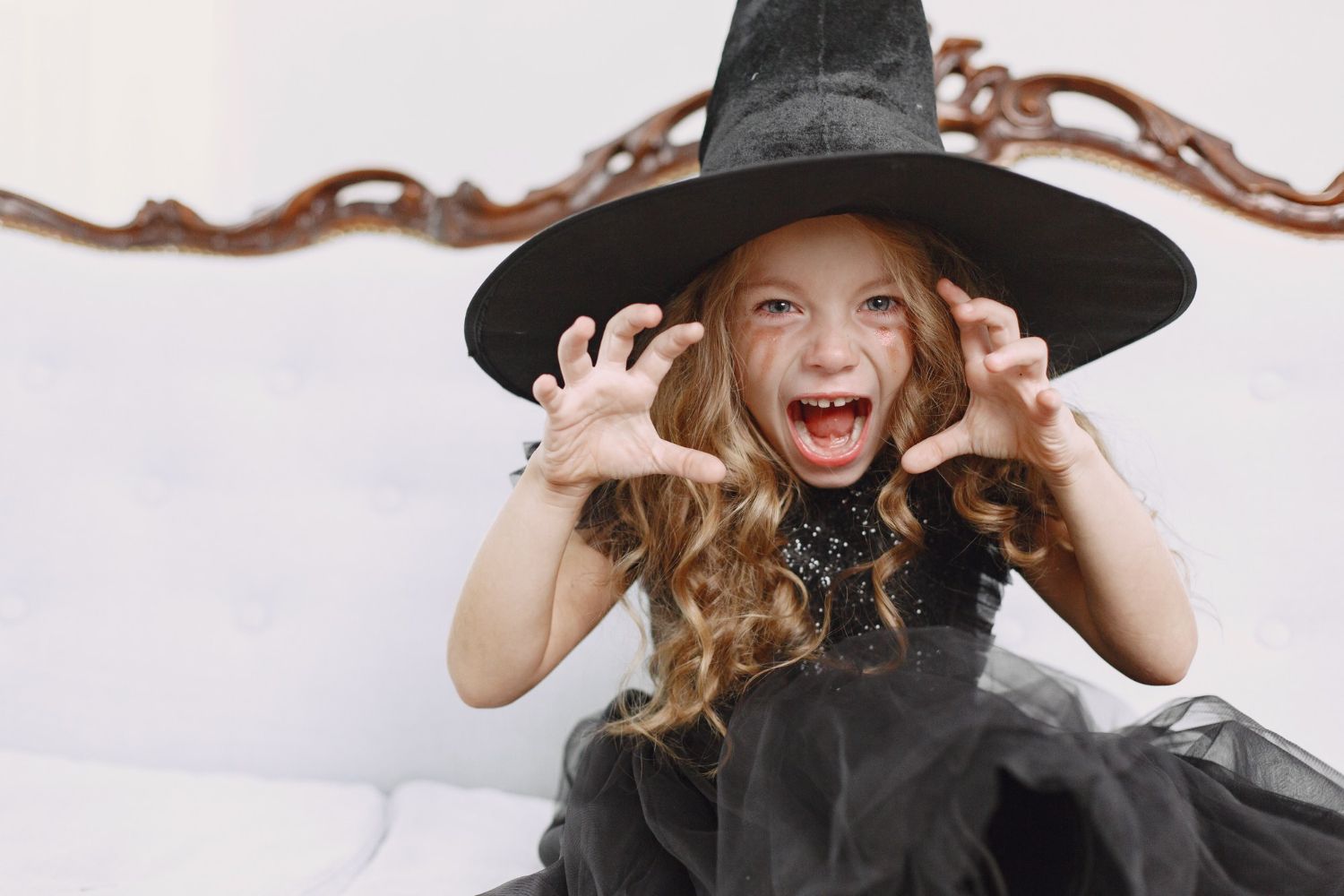 Niña disfrazada de bruja en Halloween