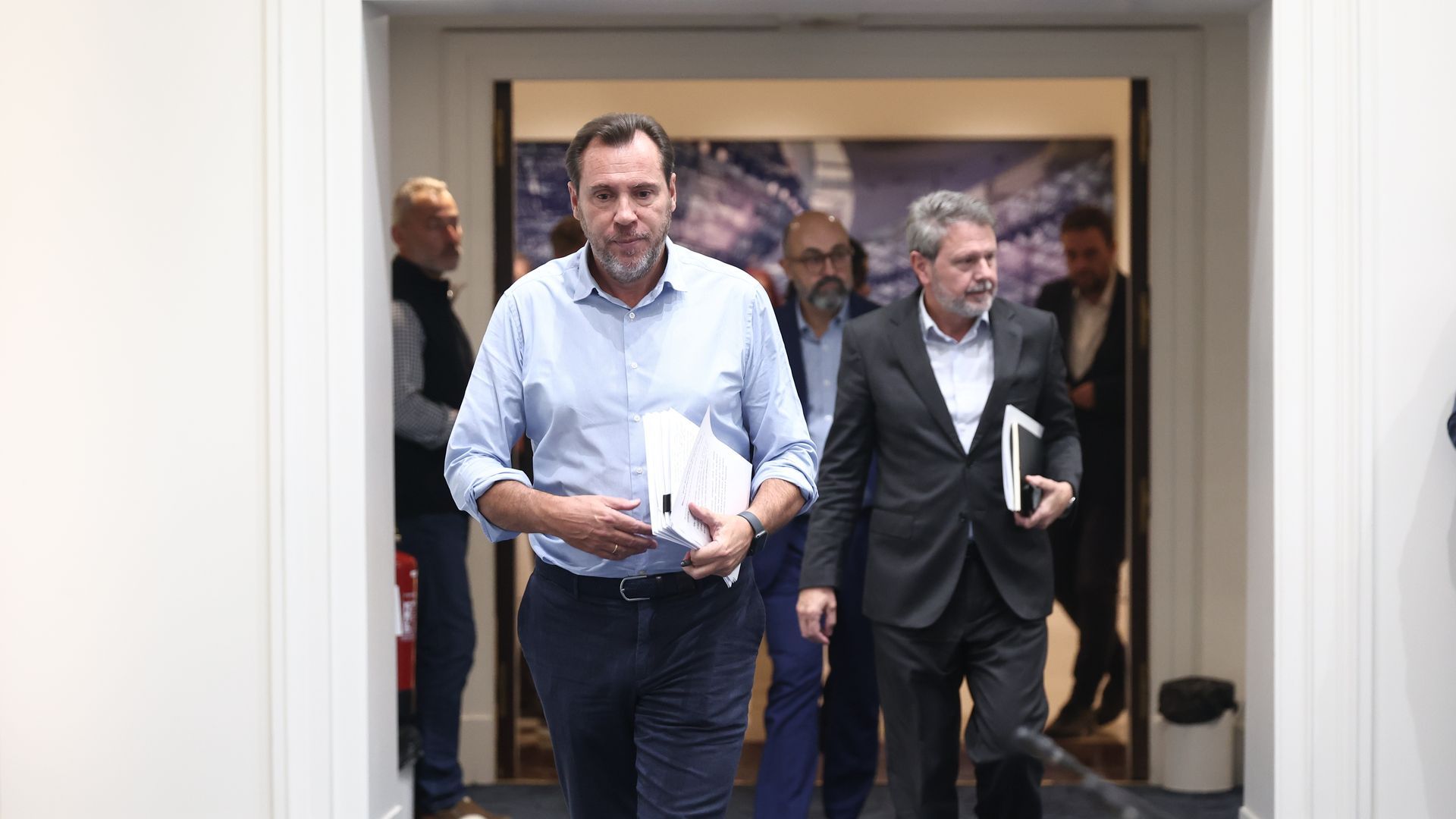 Óscar Puente llegando a su rueda de prensa