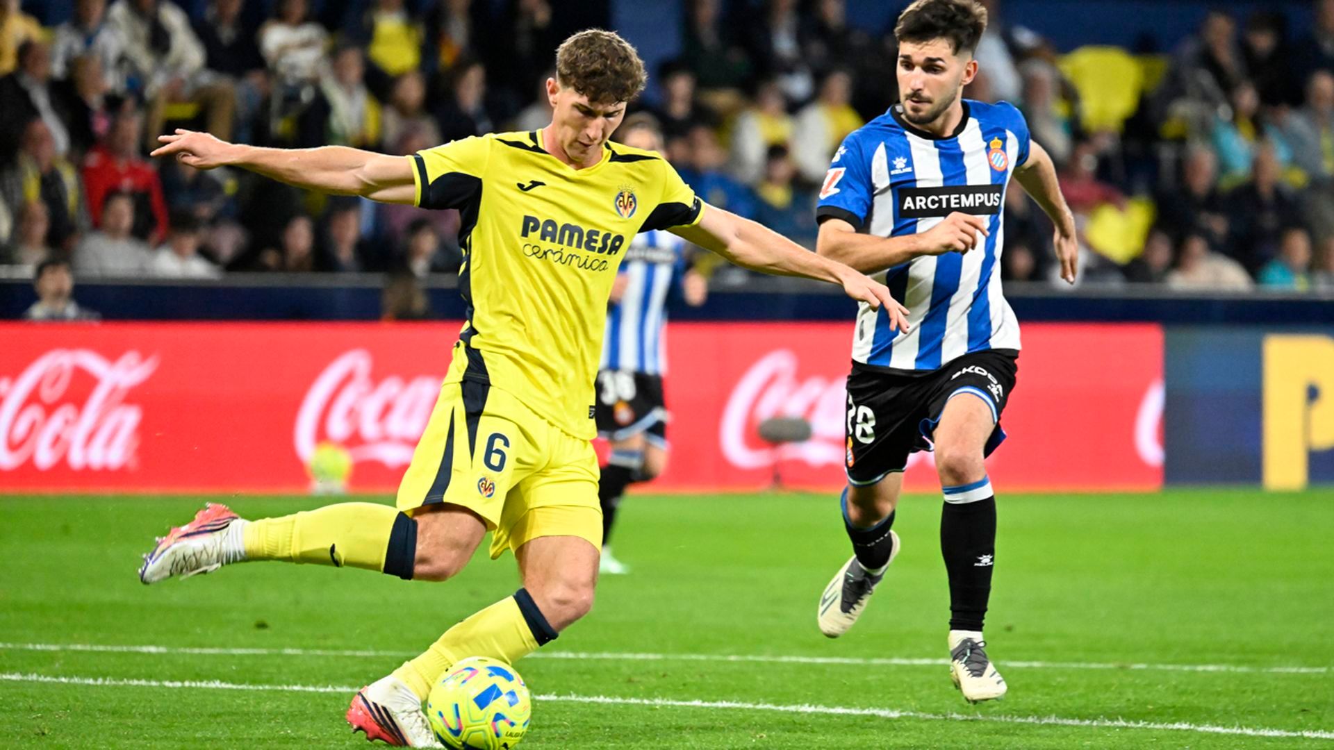 Pau Navarro despeja un balón en el Villarreal-Espanyol Pau Navarro despeja un balón en el Villarreal-Espanyol