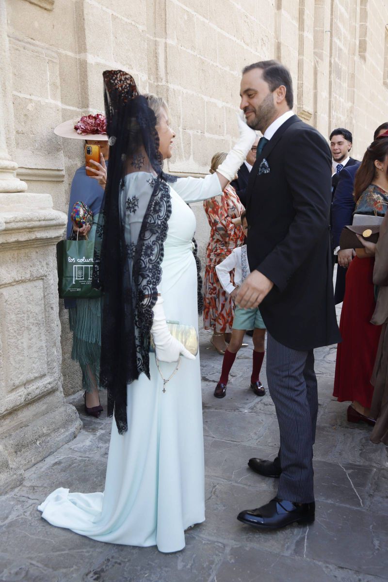 Anotnio Tejado y su madre, en la puerta de la iglesia
