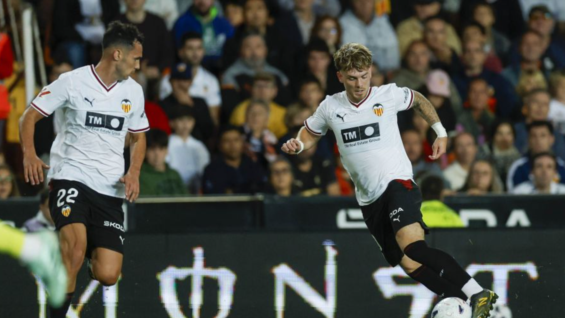 Arnau Martínez y Harvey Elliott ante el Villarreal en Mestalla