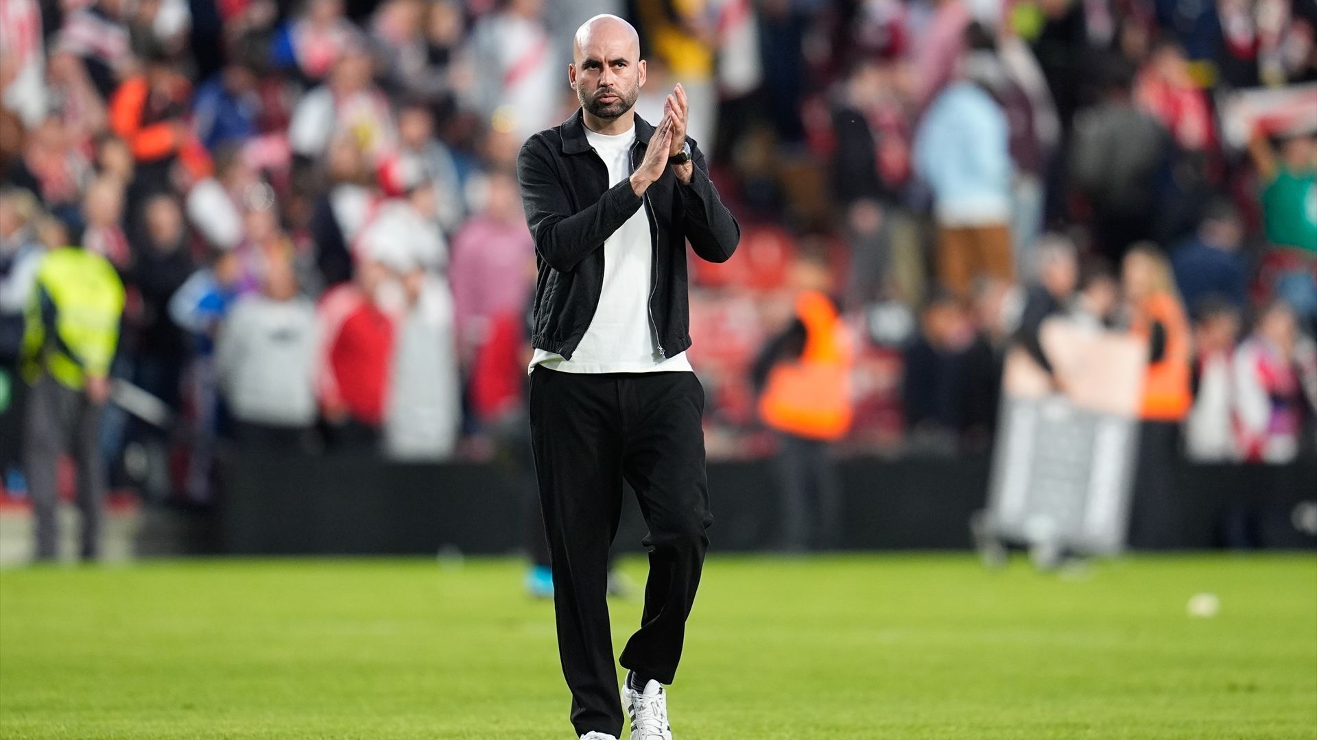 Claudio Giráldez aplaude tras el Rayo-Celta a la afición celtista