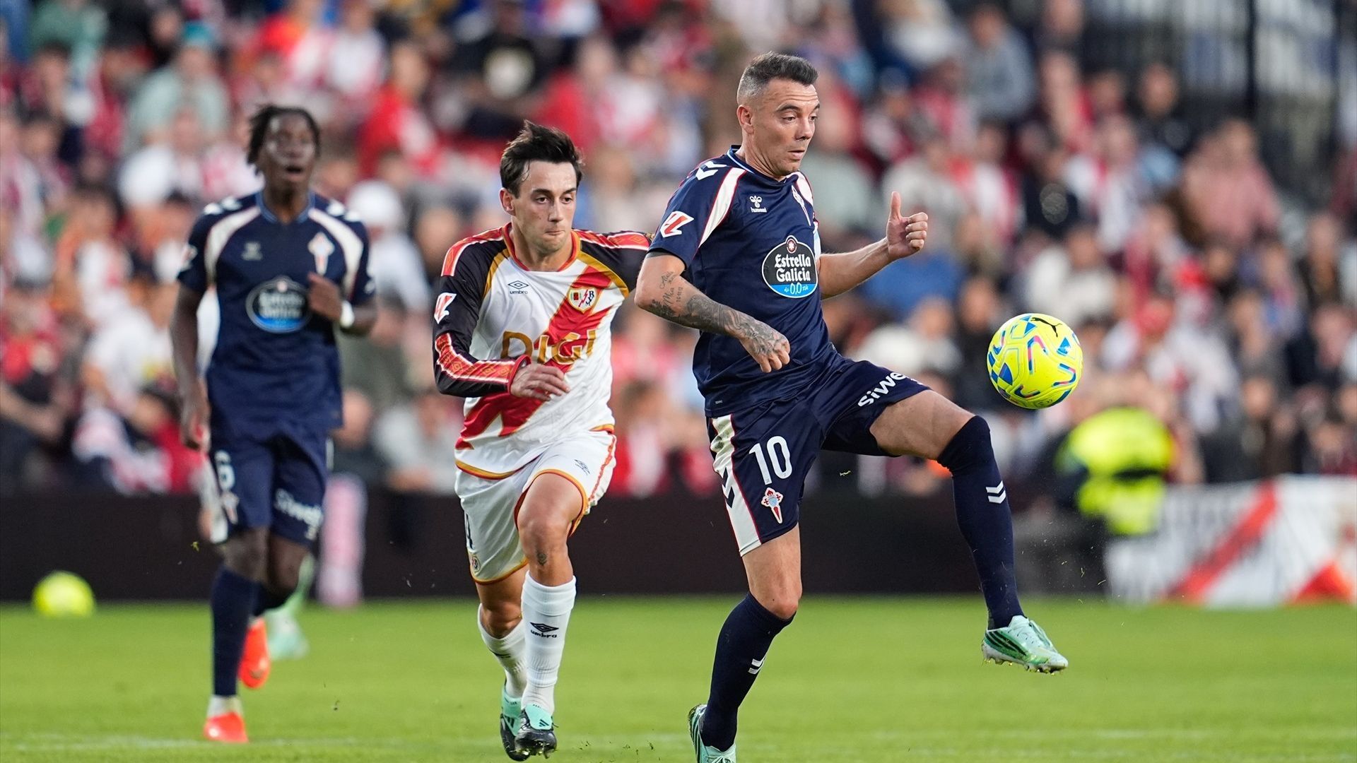 Iago Aspas controla un balón en el Rayo-Celta