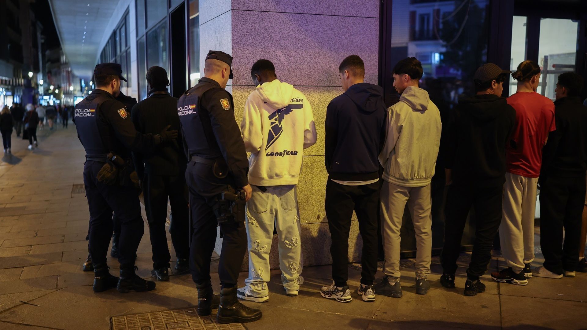 La Policía Nacional identifica a varios jóvenes en Madrid ante la convocatoria de Blocus