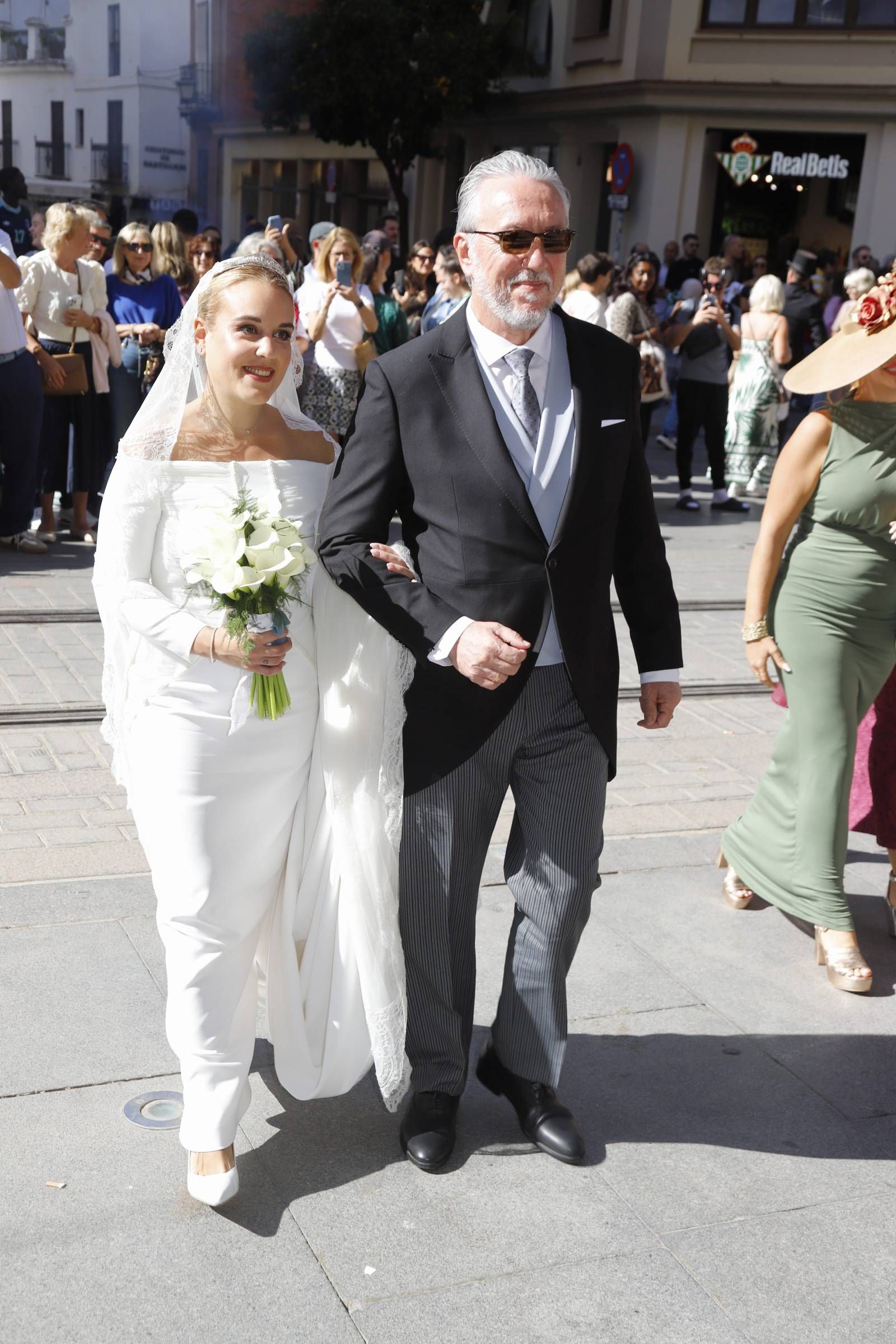 La novia junto a su padrino llegando a la iglesia