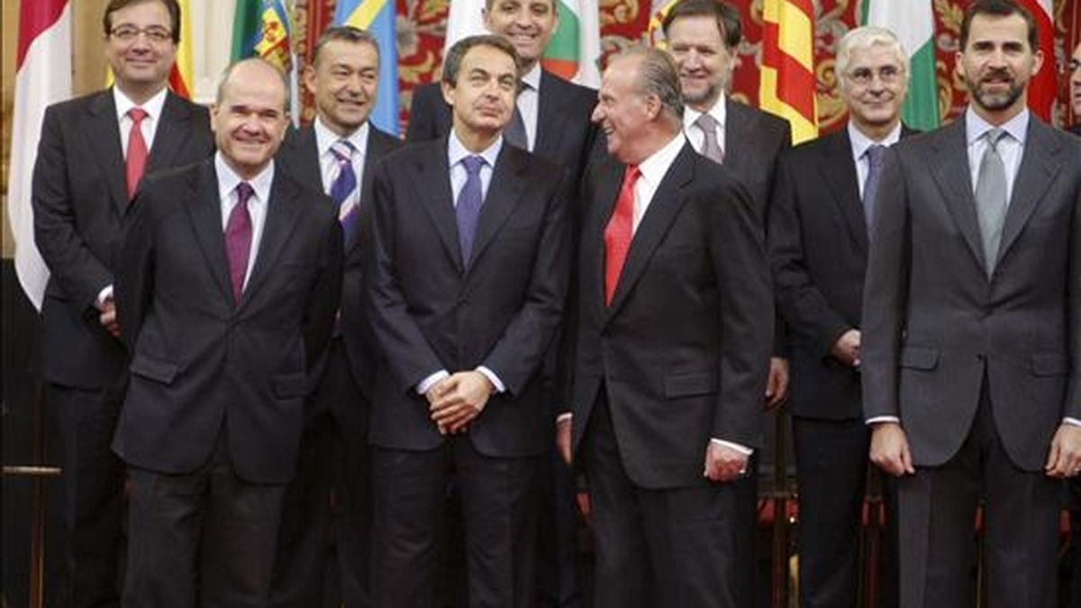 El rey Juan Carlos hace un comentario al presidente del Gobierno, José Luis Rodríguez Zapatero, en la foto de familia de la IV Conferencia de Presidentes. EFE/Archivo