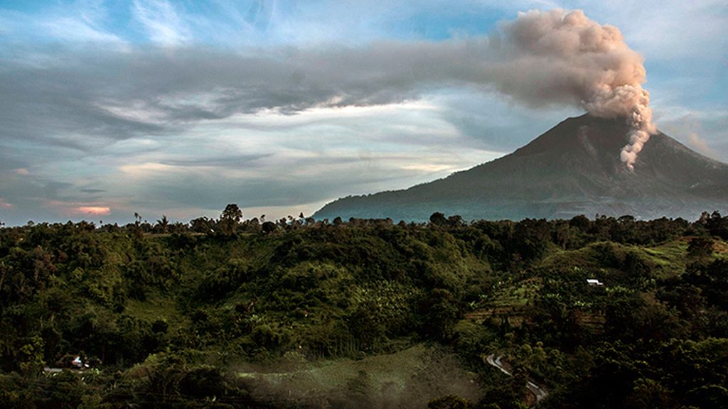 El volcán del Monte Sinabung en Indonesia entra en erupción