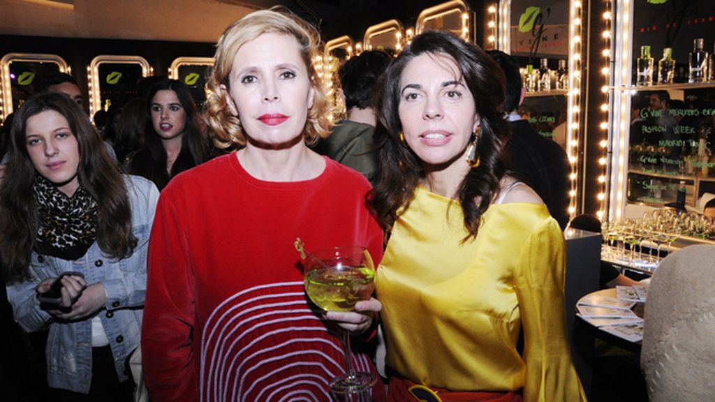 Agatha Ruiz de la Prada posando junto a su amiga Carmen Pérez